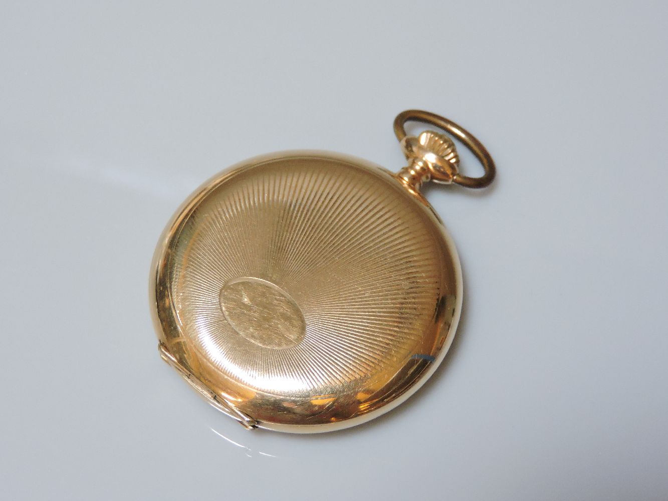 A Swiss full hunter gold pocket watch, with sun ray engine turned decoration to both covers, - Bild 2 aus 3