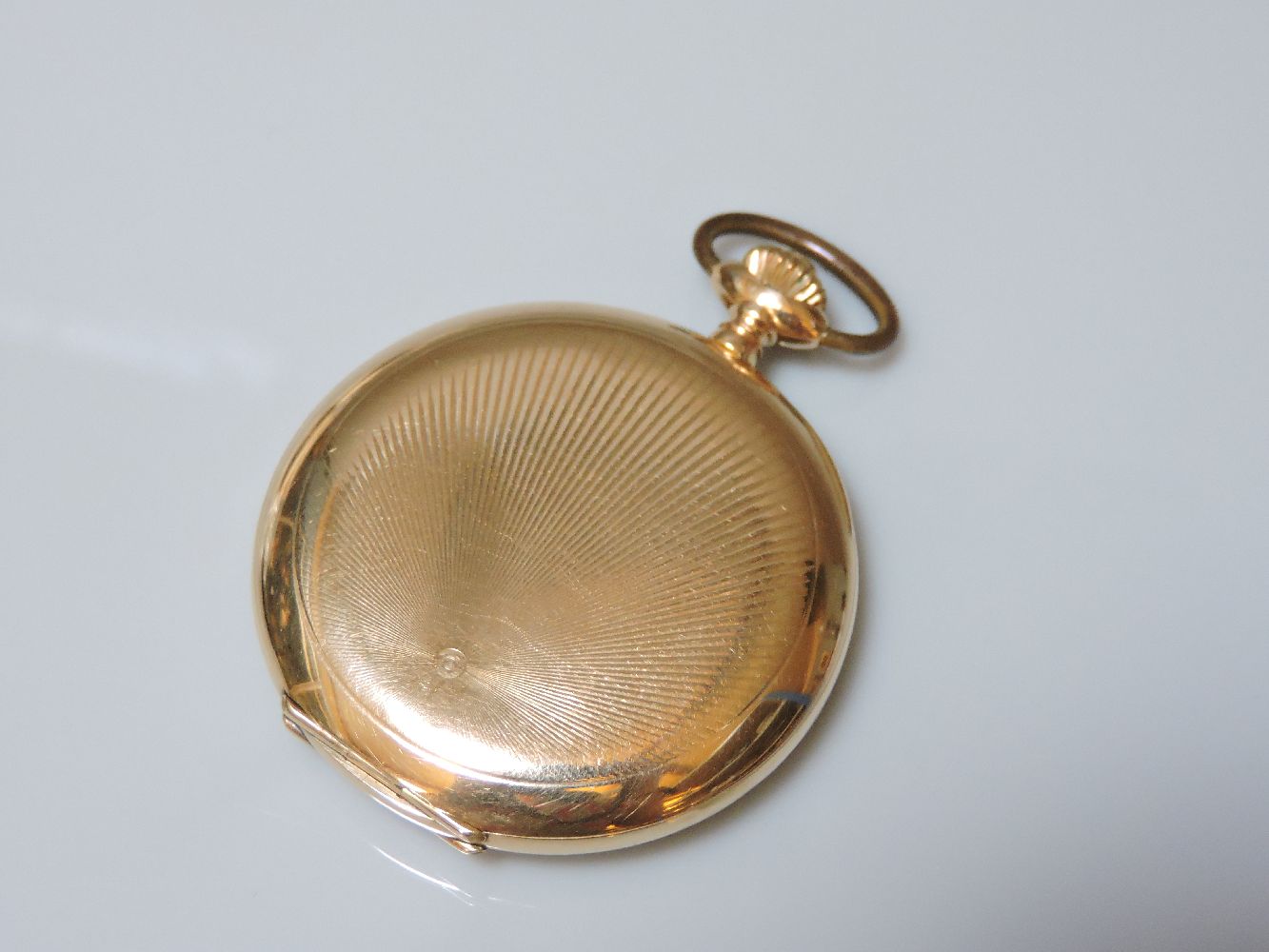 A Swiss full hunter gold pocket watch, with sun ray engine turned decoration to both covers, - Bild 3 aus 3