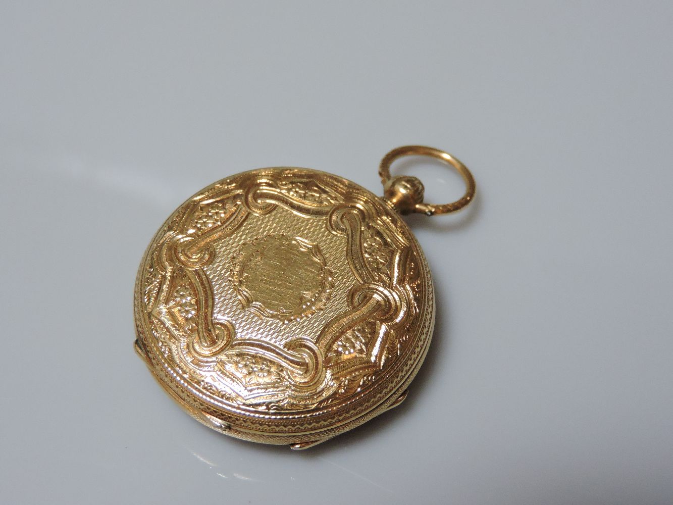 An 18ct gold key wound open faced fob watch, with gold chased dial and engraved case, London 1876 - Bild 2 aus 2