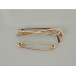 A 9ct gold golf clubs tie pin or bar brooch, with a plain gold tie pin