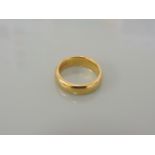 A 22ct gold wedding ring, 8.9g