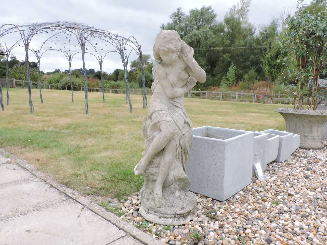 A composite garden statue of semi clad maiden, 104cm high, and a composite stone statue of a bathing - Bild 2 aus 2