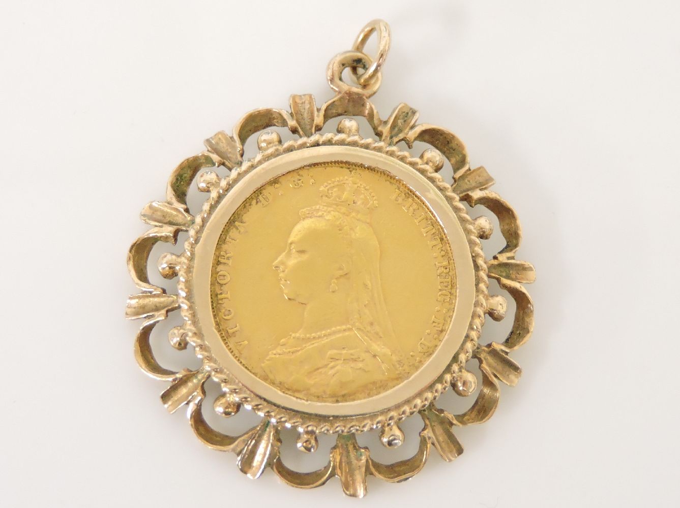 An 1889 gold sovereign, in a 9ct gold scrolling mount, 13.0g