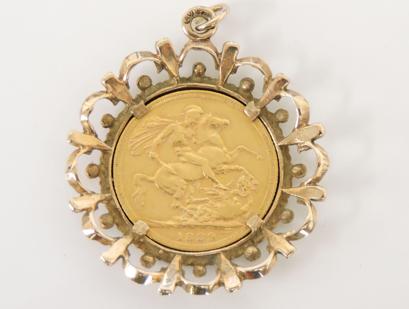 An 1889 gold sovereign, in a 9ct gold scrolling mount, 13.0g - Bild 2 aus 2