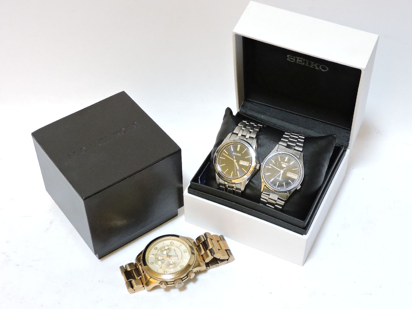 A gentleman's stainless steel Michael Kors quartz bracelet watch, with cream Arabic and baton