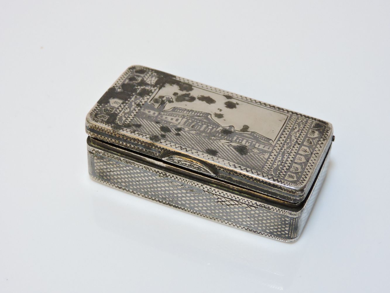 A Russian niello snuff box, stamped marks, 6.5cm long