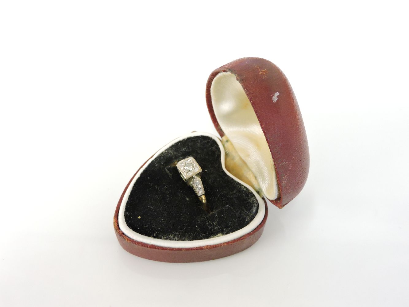 An 18ct gold brilliant cut single stone diamond ring, in box collet illusion setting, 18ct gold - Bild 2 aus 2