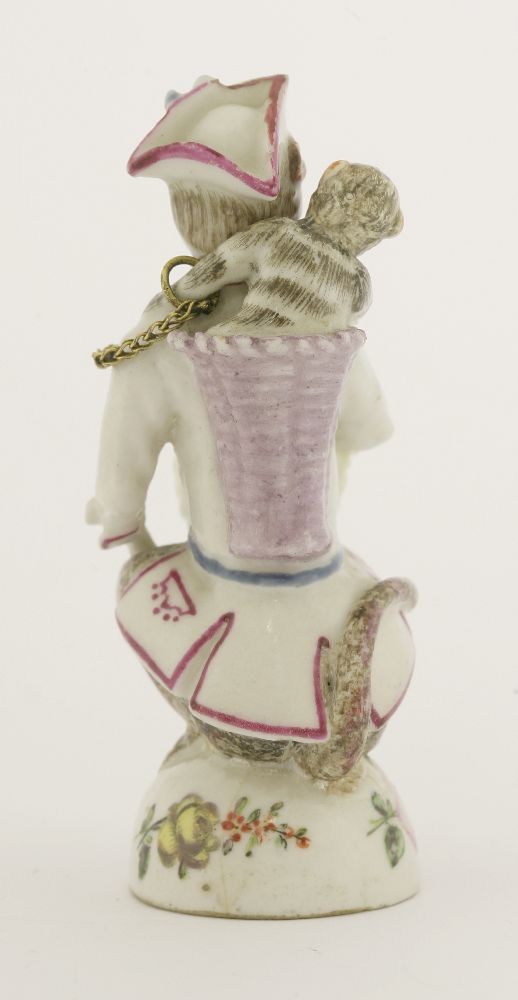 A Chelsea gold-mounted porcelain double scent bottle,modelled as a crouching monkey in a tricorn hat - Bild 2 aus 4