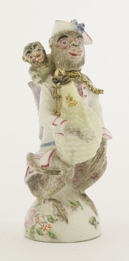 A Chelsea gold-mounted porcelain double scent bottle,modelled as a crouching monkey in a tricorn hat - Bild 4 aus 4