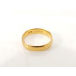 A 22ct gold D section wedding ring, Birmingham 1903, 4.1g