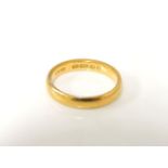 A 22ct gold court shaped wedding ring, 4.78g