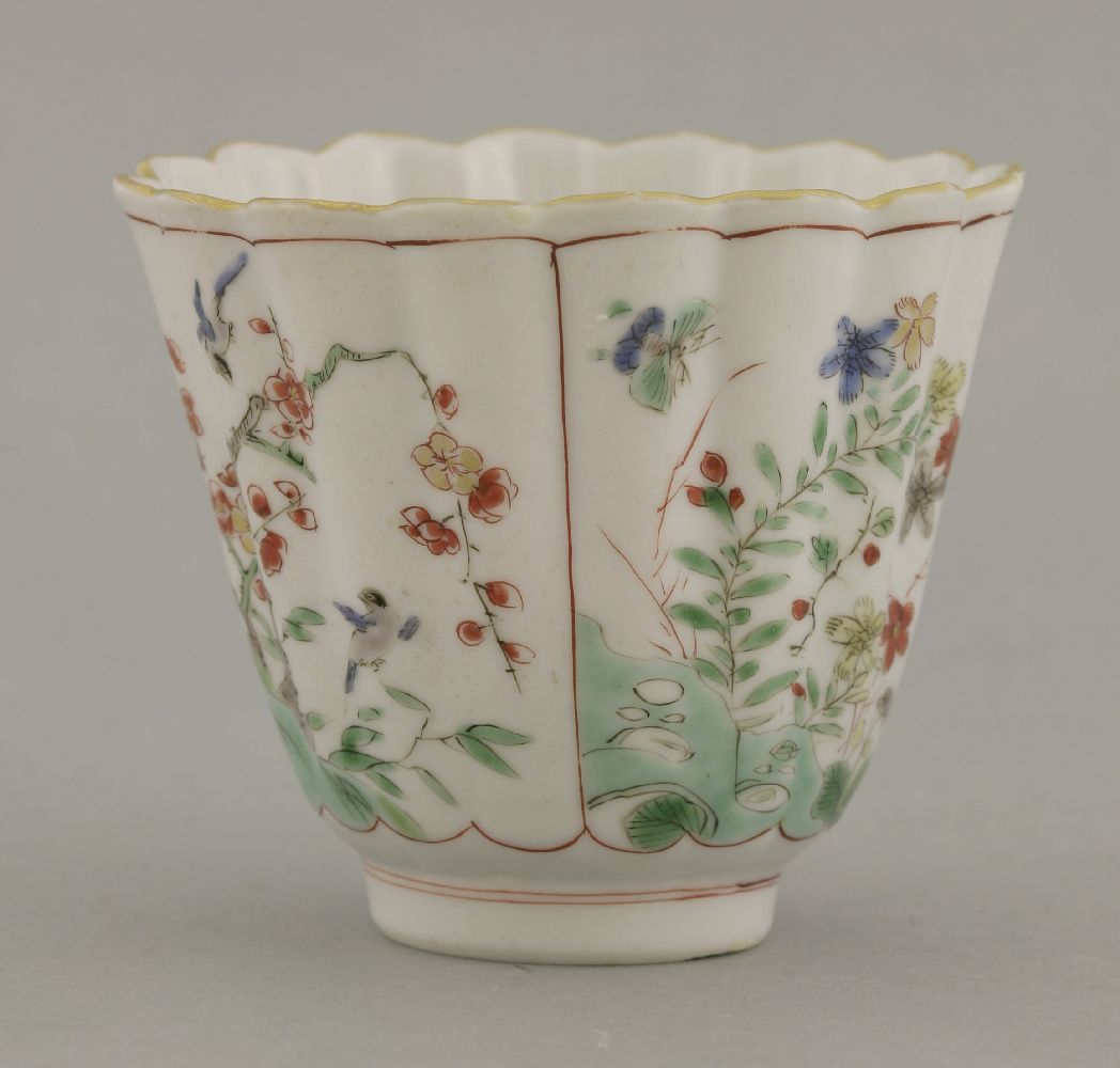 A fine fluted famille verte Beaker,Kangxi (1662-1722), divided into four panels with birds flying - Image 2 of 4