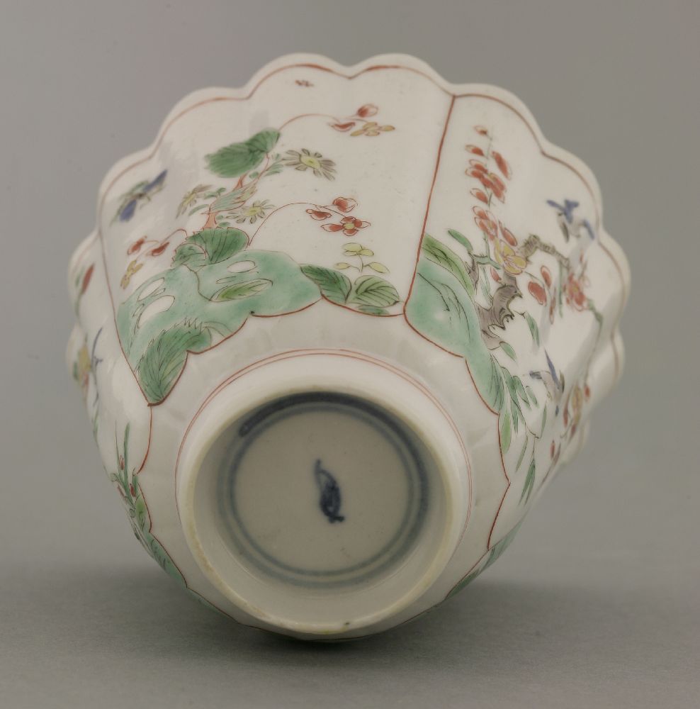 A fine fluted famille verte Beaker,Kangxi (1662-1722), divided into four panels with birds flying - Image 4 of 4