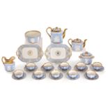 PARIS Service à thé et café en porcelaine à pans coupés, à décor en relief sur fond bleu pâle dans