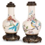 PARIS Paire de vases de forme balustre en faïence à décor polychrome d'oiseaux sur des prunus.