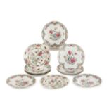 CHINE Suite de neuf assiettes en porcelaine à décor famille rose au centre de volatiles sur des