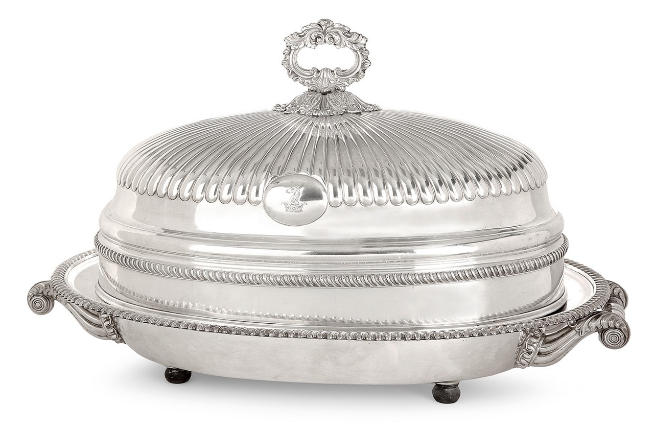 JAPON Imari: Plat de forme ovale en porcelaine, bassin à décor de