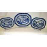 CHINE Trois plats rectangulaires à pans coupés en porcelaine à décor en bleu sous couverte de