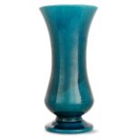 THÉODORE DECK (1823-1891) Vase à long col cintré en faïence reposant sur un piédouche à fond bleu