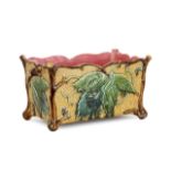 JARDINIÈRE RECTANGULAIRE en faïence à décor de feuilles de vigne en relief sur fond beige, l'