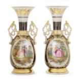 PARIS OU VALENTINES Paire de vases de forme balustre en porcelaine à décor polychrome de couples