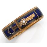 ANNEES 1860BRACELET CEINTURE EMAIL BLEUrigide et ouvrant rehaussé d’émail bleu, d’une perle fine (