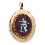 ANNEES 1860PENDENTIF SOUVENIRde forme ovale orné d’une gravure d’angelot sur verre violet dans un