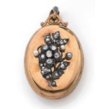 ANNEES 1880PENDENTIF SOUVENIRde forme ovale à décor de bouquet rehaussé de petites perles, de