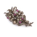 ANNEES 1880BROCHE TREMBLEUSEen forme de bouquet orné de diamants taillés en rose et pierres roses