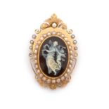 ANNEES 1880BROCHE CAMEEde forme ovale en agate représentant une femme et un angelot dans un