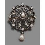 XIXeme SIECLEBROCHE ROSACEElle est ornée d’une perle fine (non testée), de diamants taille