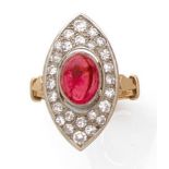 ANNEES 1920BAGUE MARQUISEornée d’une tourmaline rose cabochon dans un entourage de diamants taille