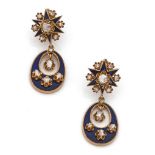 ANNEES 1860PAIRE DE PENDANTS D’OREILLES ETOILESen or jaune émaillé bleu et rehaussé de diamants