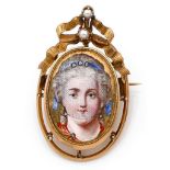 ANNEES 1900BROCHE EMAILde forme ovale. Elle représente une femme à la voilette rehaussée de diamants