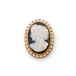 ANNEES 1860BROCHE CAMEEde forme ovale, ornée d’un camée sur sardonyx représentant un profil de femme