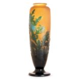 ÉTABLISSEMENTS GALLÉ Vase ovoïde élancé, sur piédouche et col évasé, en verre multicouche bleu sur