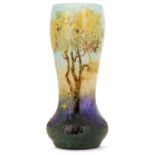 DAUM NANCY Vase balustre "Arbres roux", à col galbé en verre jaspé bleu ciel, jaune orangé et