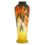 DAUM NANCY Vase tronconique sur talon, à épaulement marqué et col ourlé, en verre multicouche vert