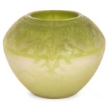 ÉTABLISSEMENTS GALLÉ Grand vase biconique, en verre multicouche vert sur fond satiné et vert