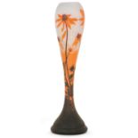 DAUM NANCY Vase balustre à corps méplat, en verre multicouche vert et orange sur fond jaspé blanc