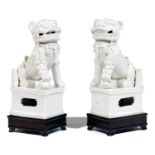 PAIRE DE LIONS BOUDDHIQUES FORMANT PORTE-BAGUETTE D’ENCENSen porcelaine et couverte monochrome