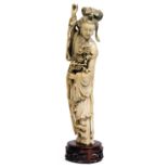 STATUETTE DE DIVINITÉ DU PRINTEMPSen ivoire, représentée en pied, vêtue d’une ample robe, le bras