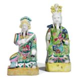 LOT DE DEUX STATUETTES DE GUANDI ET D’UN DIGNITAIREen biscuit de porcelaine et émaux polychromes