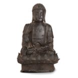 STATUETTE DE BOUDDHA SHAKYAMUNIen bronze de patine sombre, représenté assis en vajrasana sur un