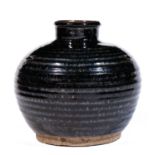 VASE BOUTEILLEen grès porcelaineux et glaçure noire truitée de brun, monté sur un petit talon, à