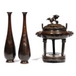 GARNITURE D’AUTEL EN TROIS PIÈCESen bronze de patine sombre et rehauts de polychromie cuivrée et