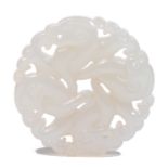 PENDENTIFen jade néphrite blanc, de forme circulaire, à décor, sculpté en léger relief et ajouré, de