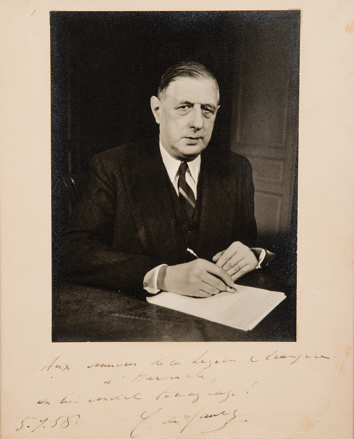 Charles de GAULLE. 1890-1970. Général, homme politique. Portrait photo. avec envoi aut. signé. 5?