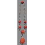 IMPORTANT COLLIER CORAIL. Il est composé de six cabochons de corail orangé de forme ronde. Le