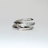 BAGUE RESSORT En or gris 18K rehaussée de diamants taille brillant.A diamond and gold ring.